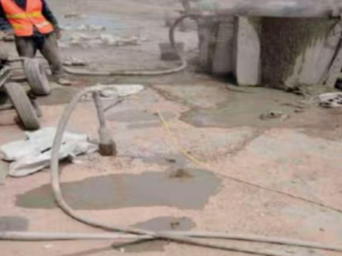 秀屿水泥混凝土路面板底注浆技术 路面脱空注浆整治方案